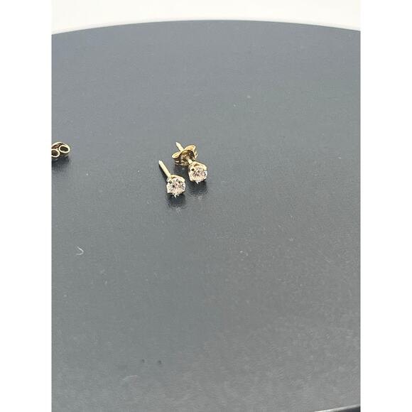 Yellow Gold 14k Marked IIIV Stud Earrings .40 grams - Picture 8 of 9